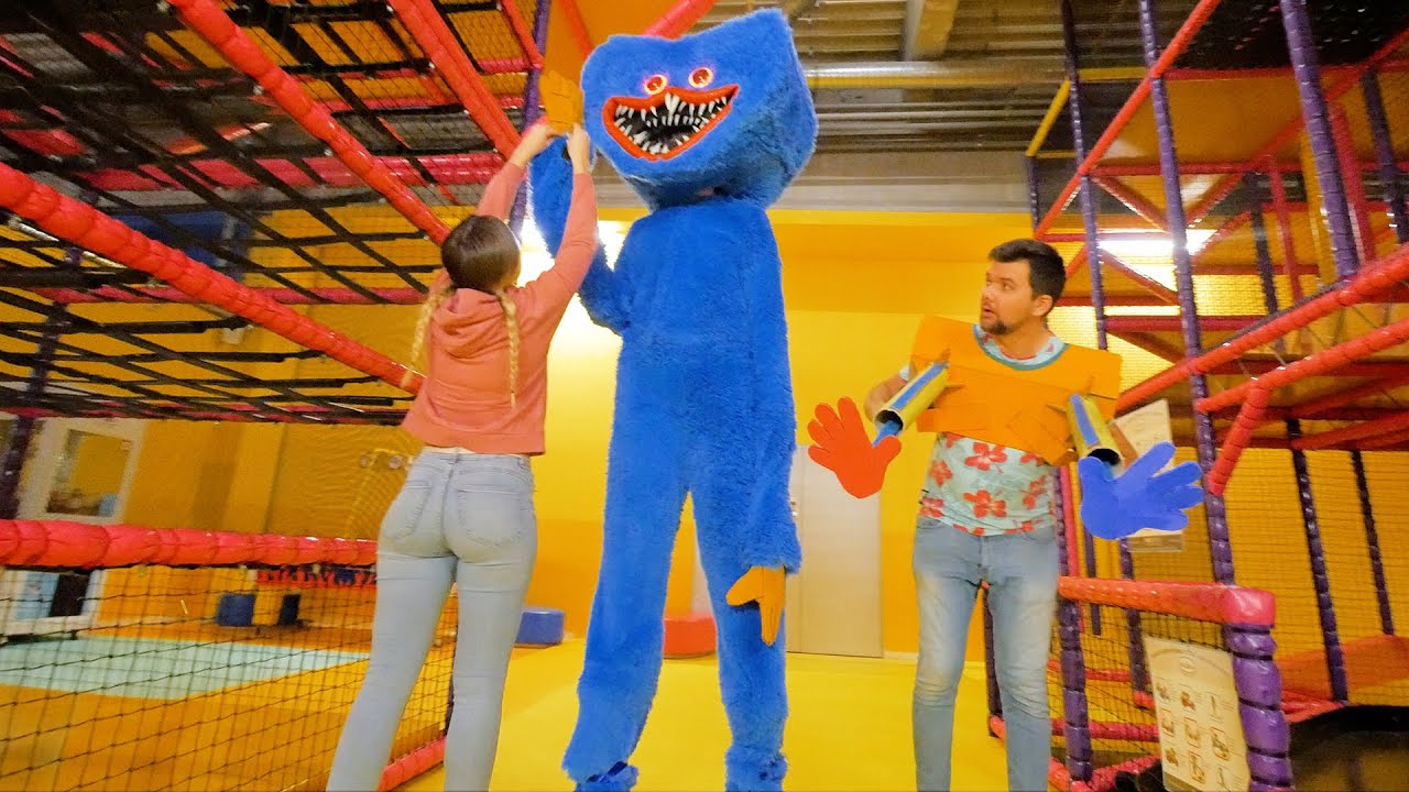 Showing Some Love: Spreading Joy with Huggy Wuggy Costume插图