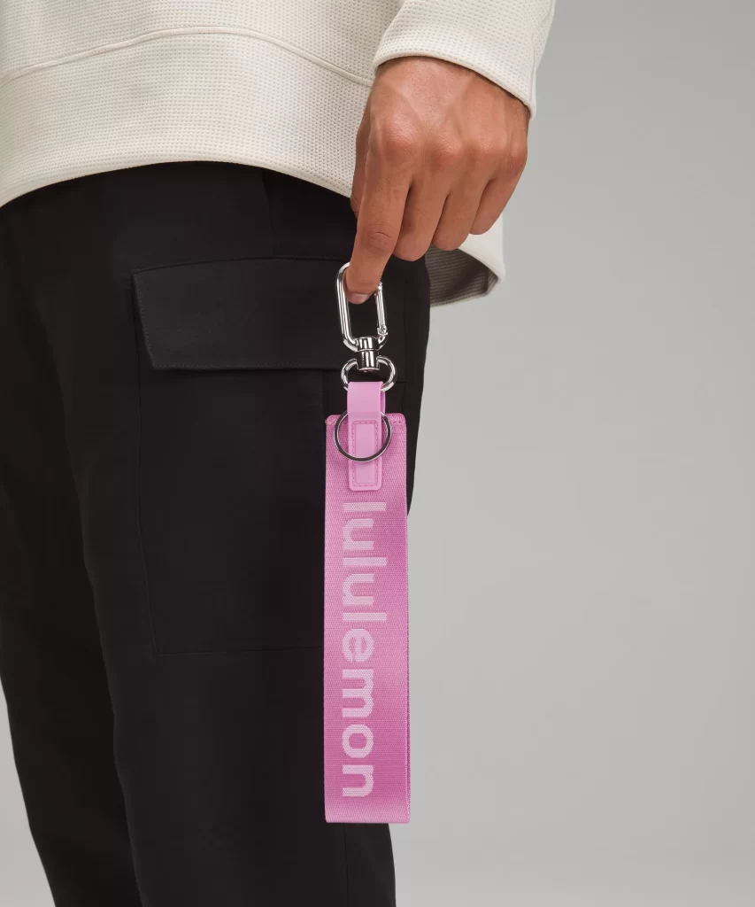 Clip It and Go: A Guide to Lululemon Keychains插图2