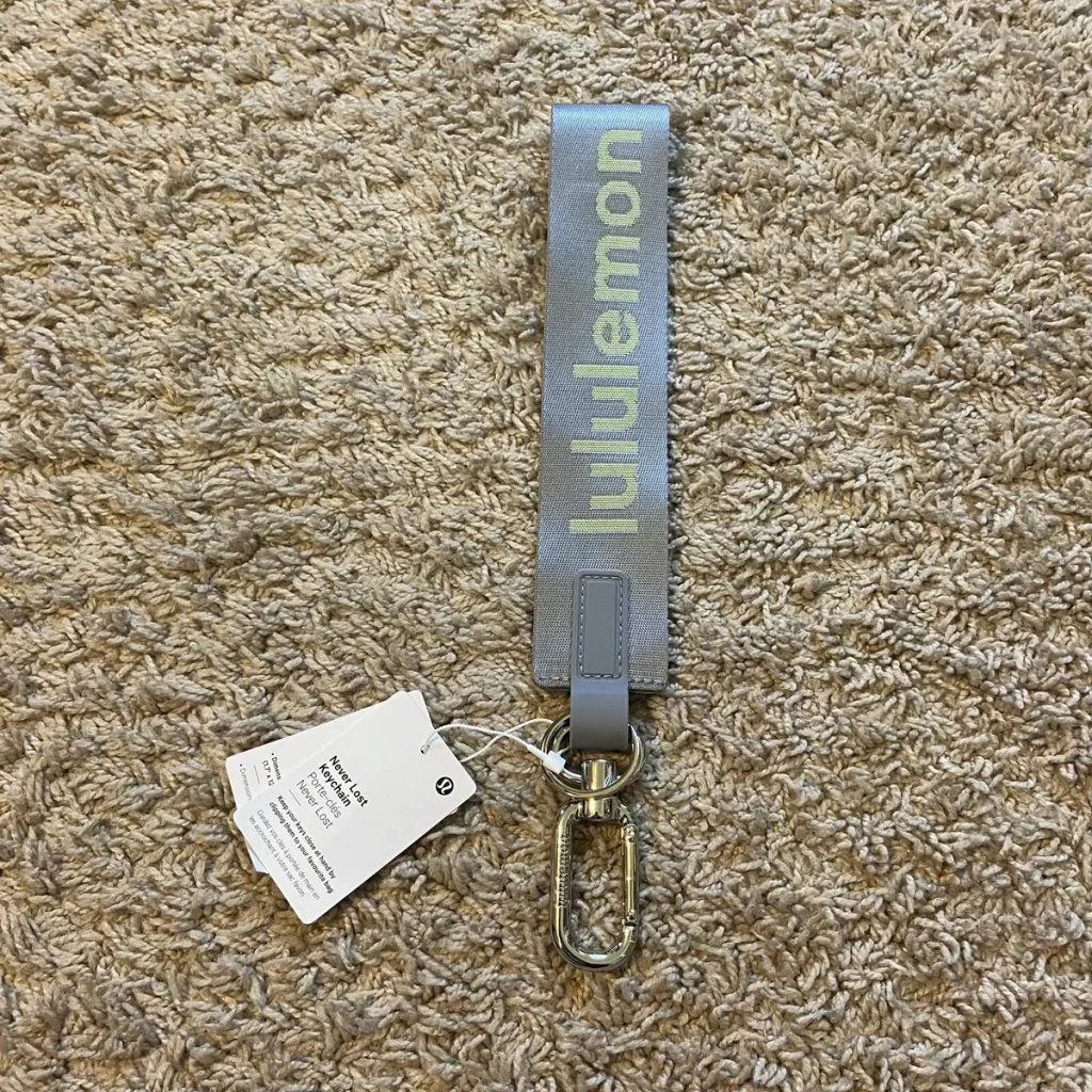 Clip It and Go: A Guide to Lululemon Keychains插图1