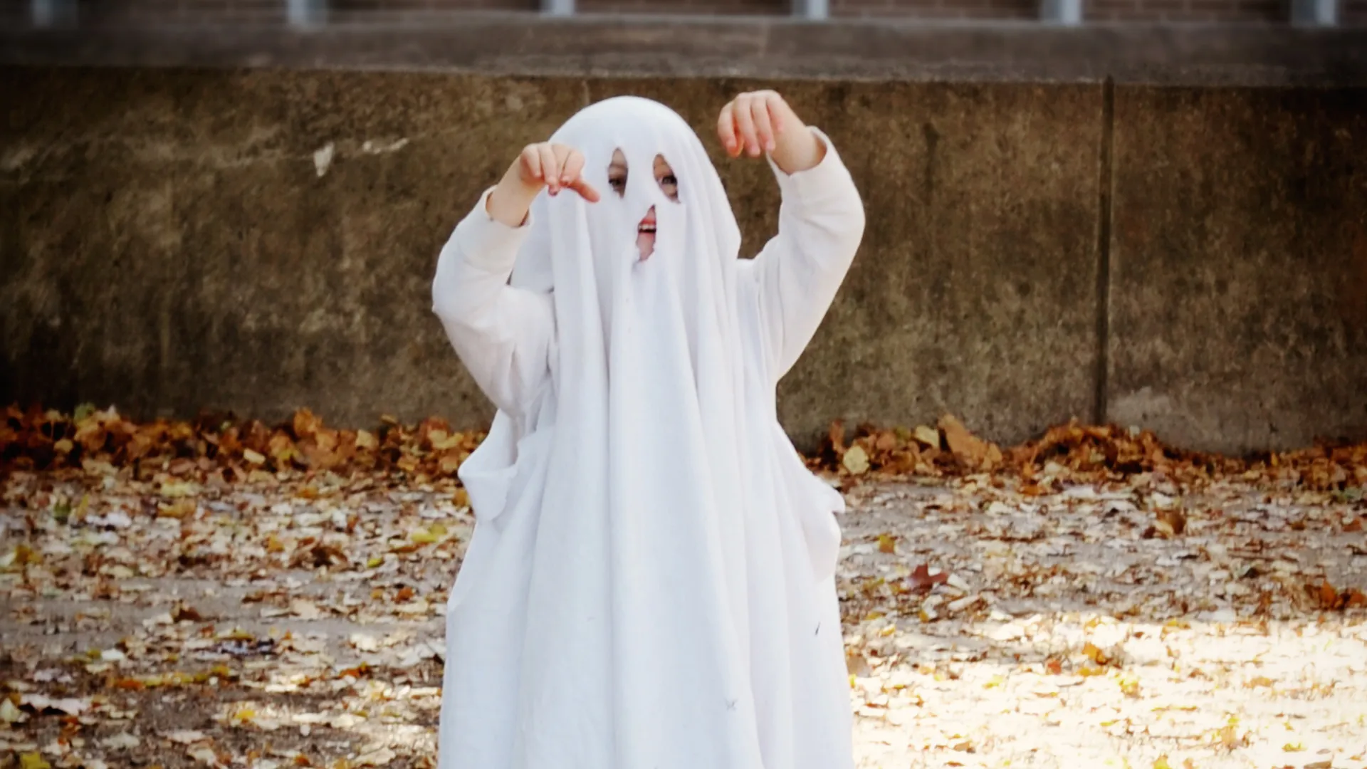 make a sheet ghost costume