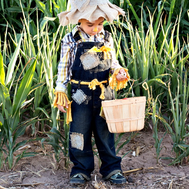 make a scarecrow costume